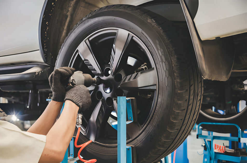 The car mechanic is changing the tire